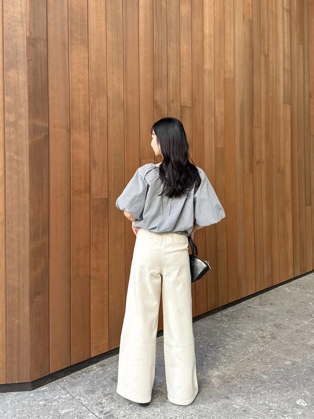 その他のシャツ/ブラウス、ホワイト系のデニムパンツを着用したレディースの春コーディネートの2枚目の写真