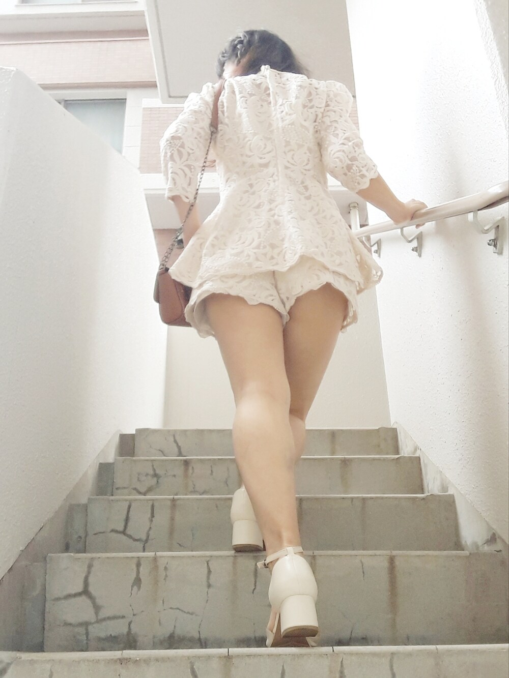 ホワイト系のシャツ/ブラウス、ホワイト系のパンツ、ブラウン系のショルダーバッグを着用したレディースの秋コーディネートの4枚目の写真