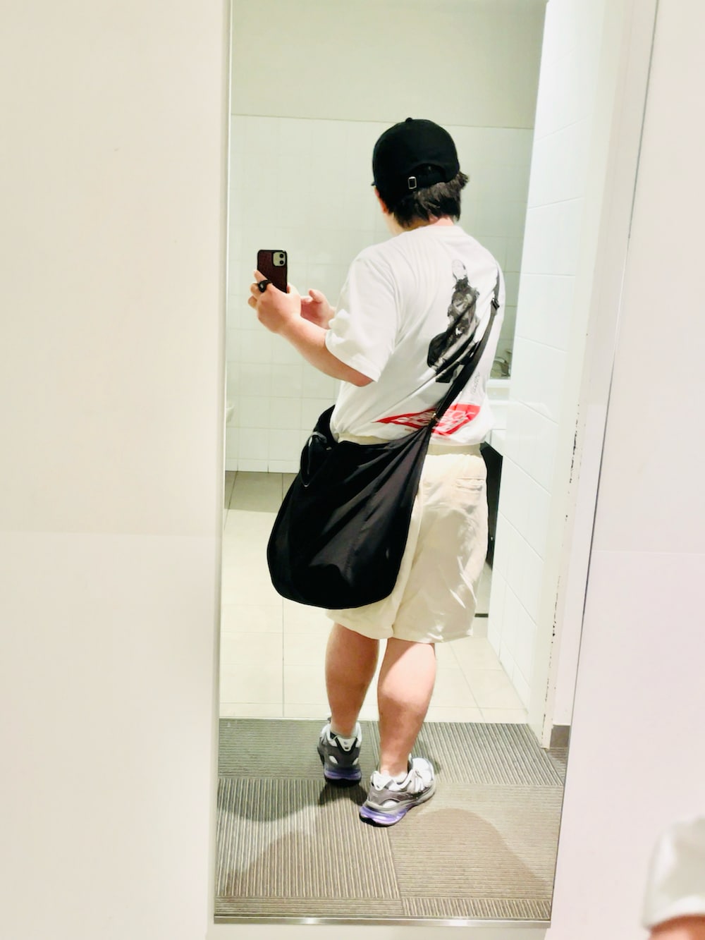 ホワイト系のその他パンツ、グレー系のスニーカー、ブラック系のトートバッグを着用したメンズの春コーディネートの2枚目の写真