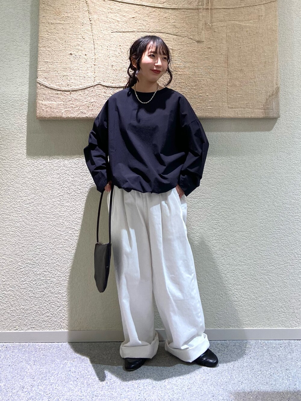 ブラック系のシャツ/ブラウス、ブラック系のシャツ/ブラウス、ホワイト系のその他パンツを着用したレディースの春コーディネートの7枚目の写真