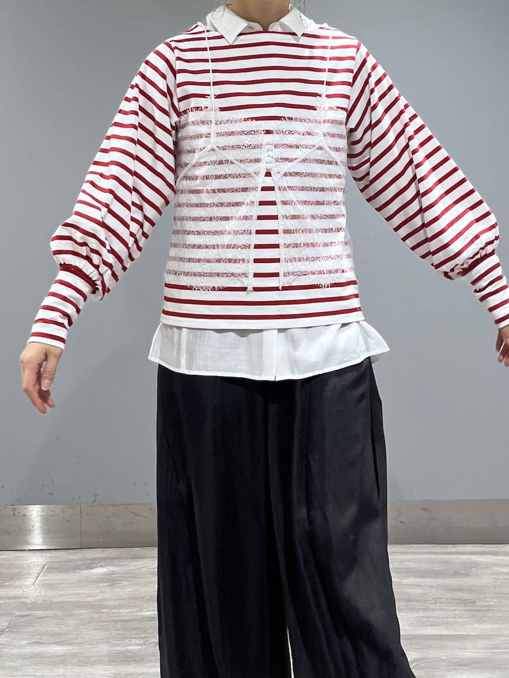ブラック系のその他パンツ、ホワイト系のシャツ/ブラウス、レッド系のTシャツ/カットソーを着用したレディースの春コーディネートの5枚目の写真