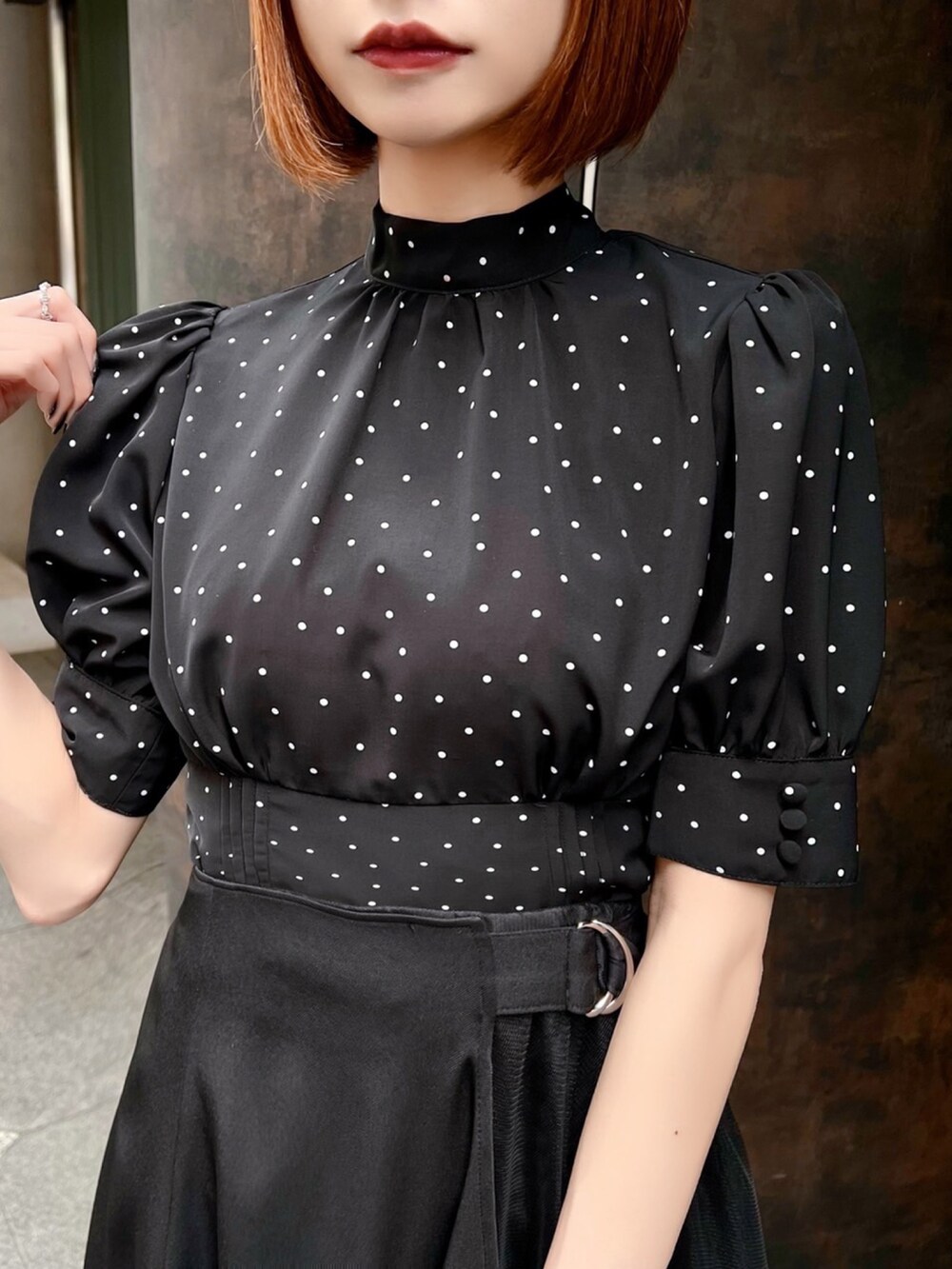 その他のシャツ/ブラウス、ブラック系のスカート、ブラック系のパンプスを着用したレディースの夏コーディネートの3枚目の写真