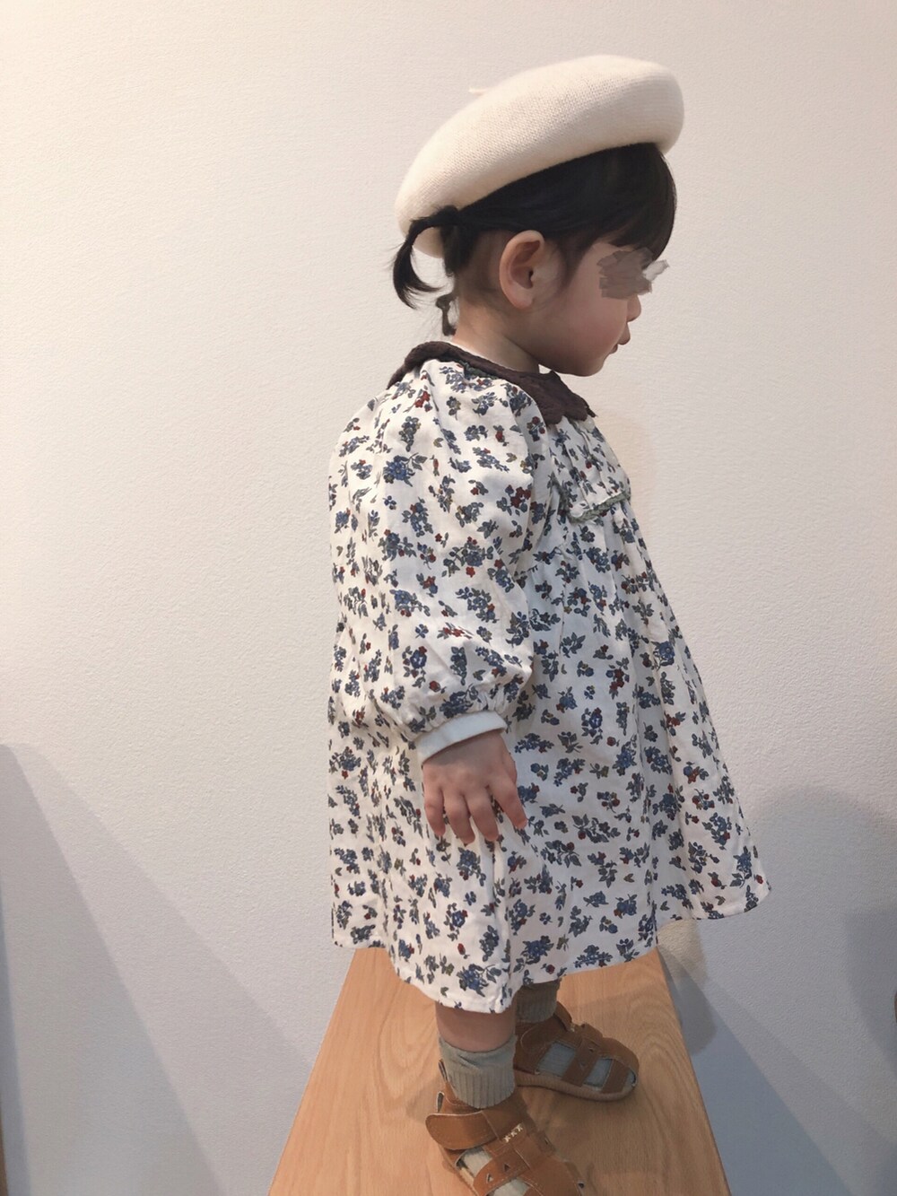 ホワイト系のワンピース、ブラウン系のサンダル、その他のソックス/靴下を着用したキッズの春コーディネートの3枚目の写真