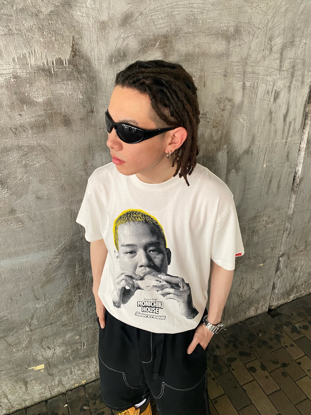 ホワイト系のTシャツ/カットソー、ブラック系のその他パンツ、イエロー系のブーツを着用したメンズの夏コーディネートの2枚目の写真