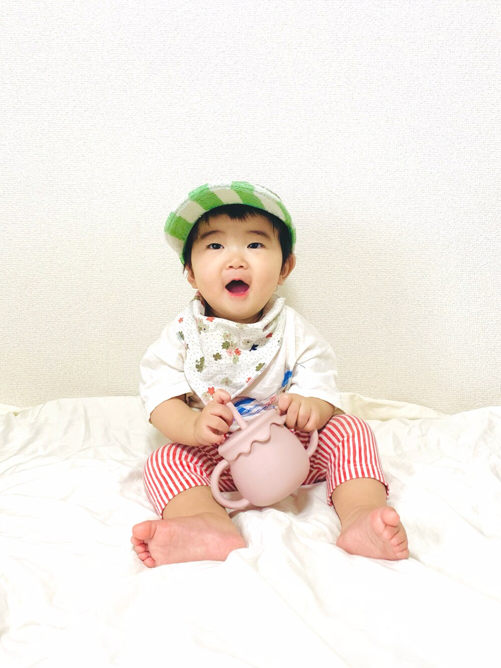 ホワイト系のTシャツ/カットソー、レッド系のパンツ、グリーン系のサンバイザーを着用したキッズの夏コーディネートの2枚目の写真
