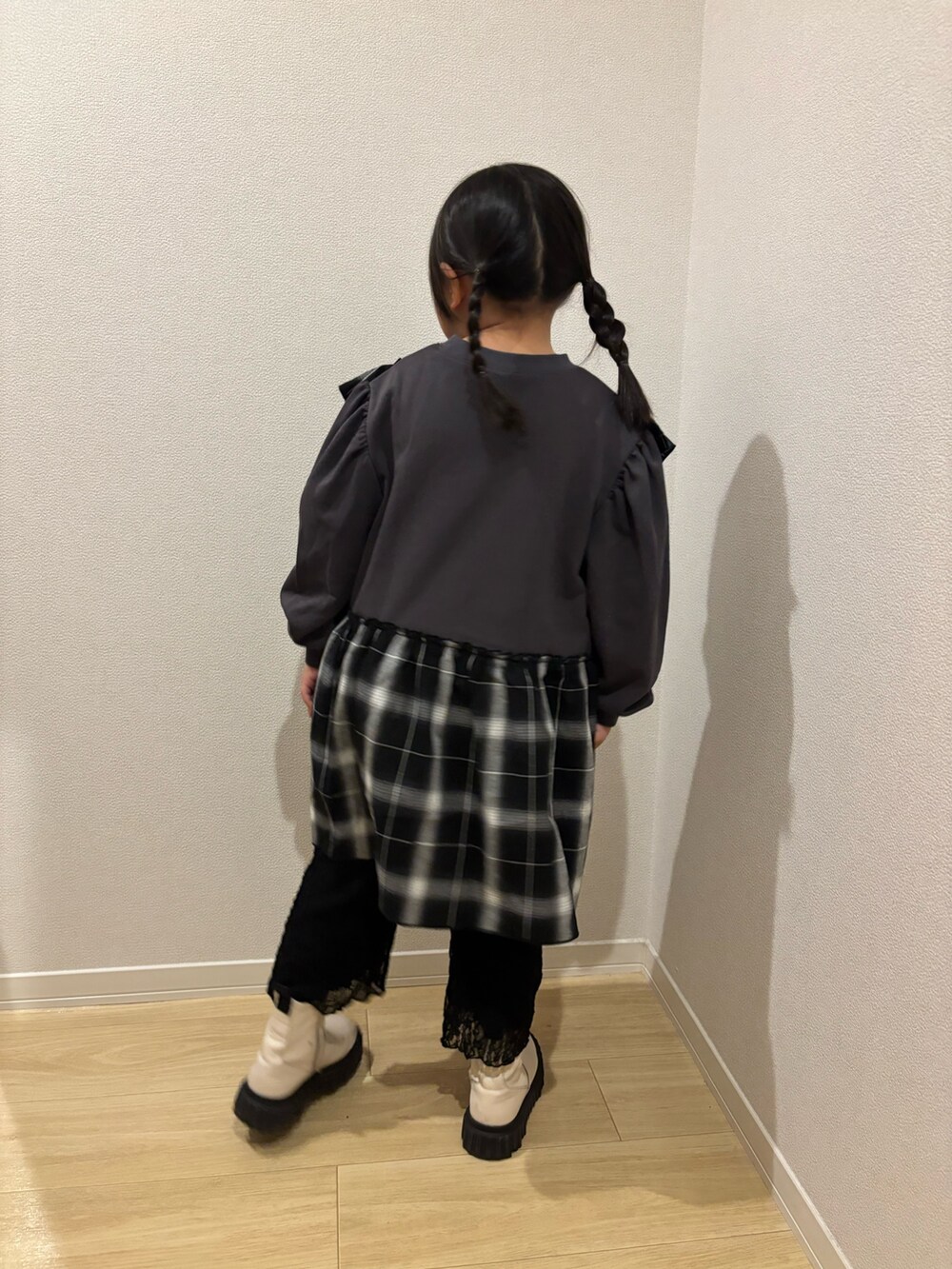 グレー系のワンピース、ブラック系のその他パンツを着用したキッズの冬コーディネートの2枚目の写真