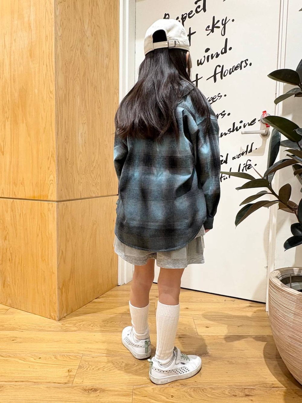 グレー系のスカート、ブルー系のシャツ/ブラウスを着用したキッズの冬コーディネートの3枚目の写真