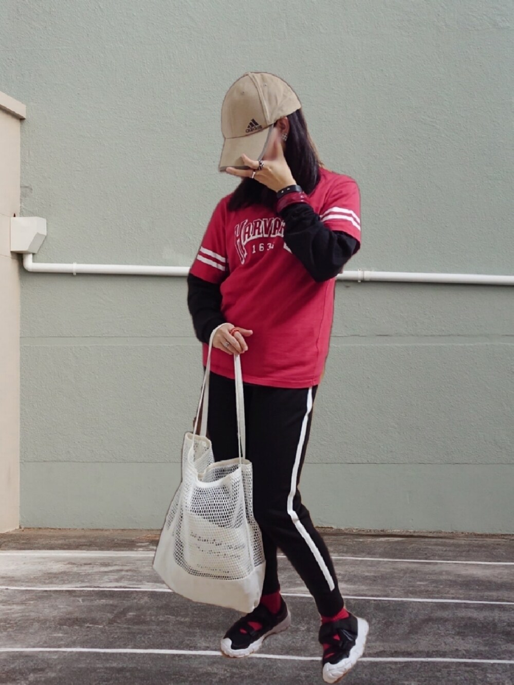ブラック系のTシャツ/カットソー、レッド系のTシャツ/カットソー、レッド系のバッグを着用したキッズの春コーディネートの3枚目の写真