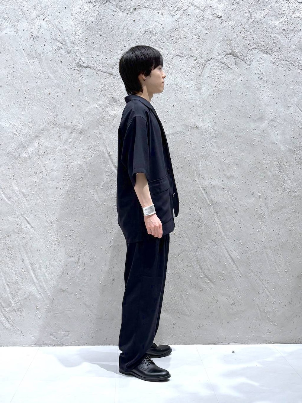 ブラック系のドレスシューズ、ブルー系のその他パンツ、ブルー系のシャツ/ブラウスを着用したメンズの春コーディネートの4枚目の写真