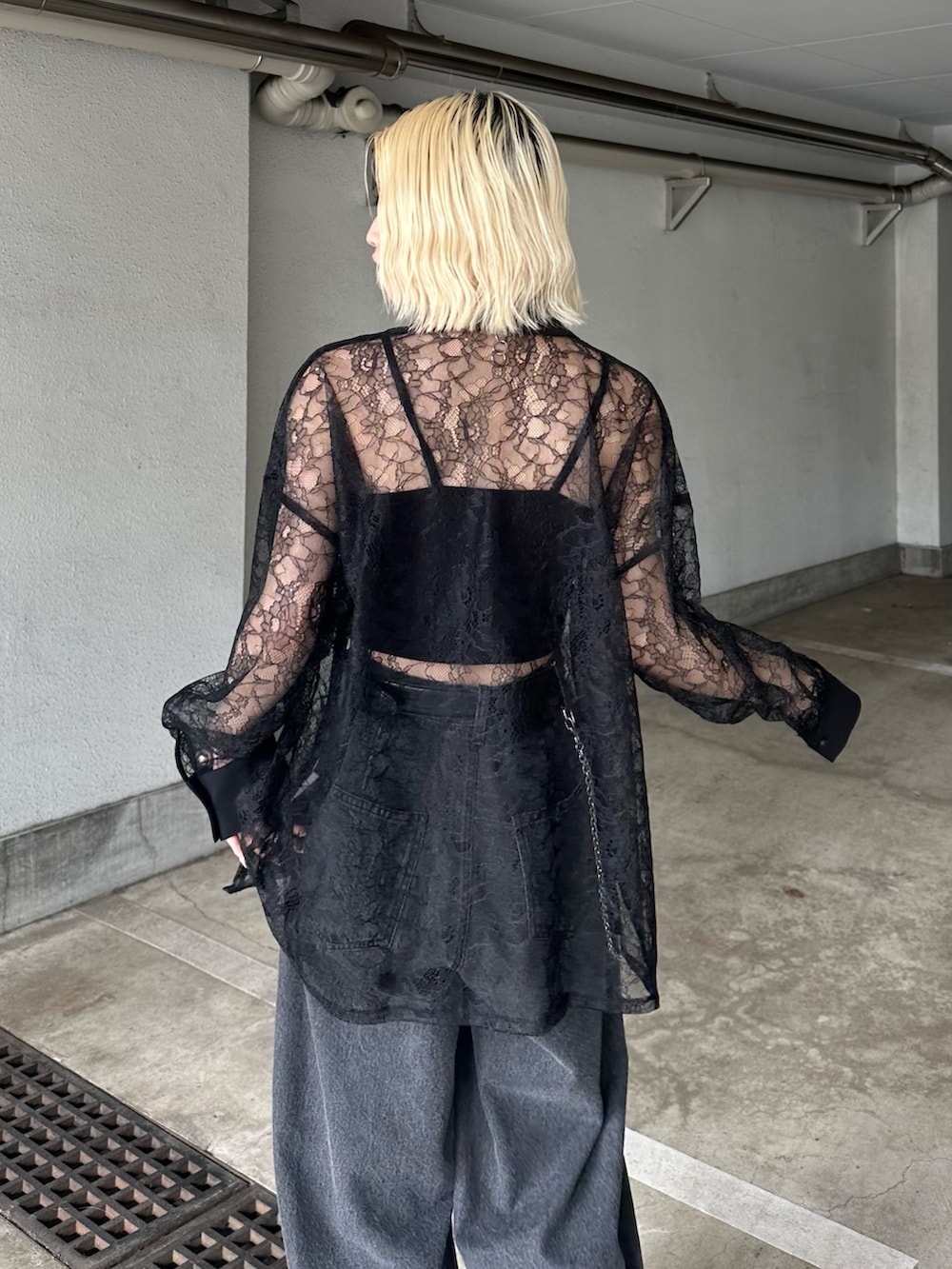 グレー系のデニムパンツ、ブラック系のシャツ/ブラウス、シルバー系のネックレスを着用したレディースの春コーディネートの5枚目の写真