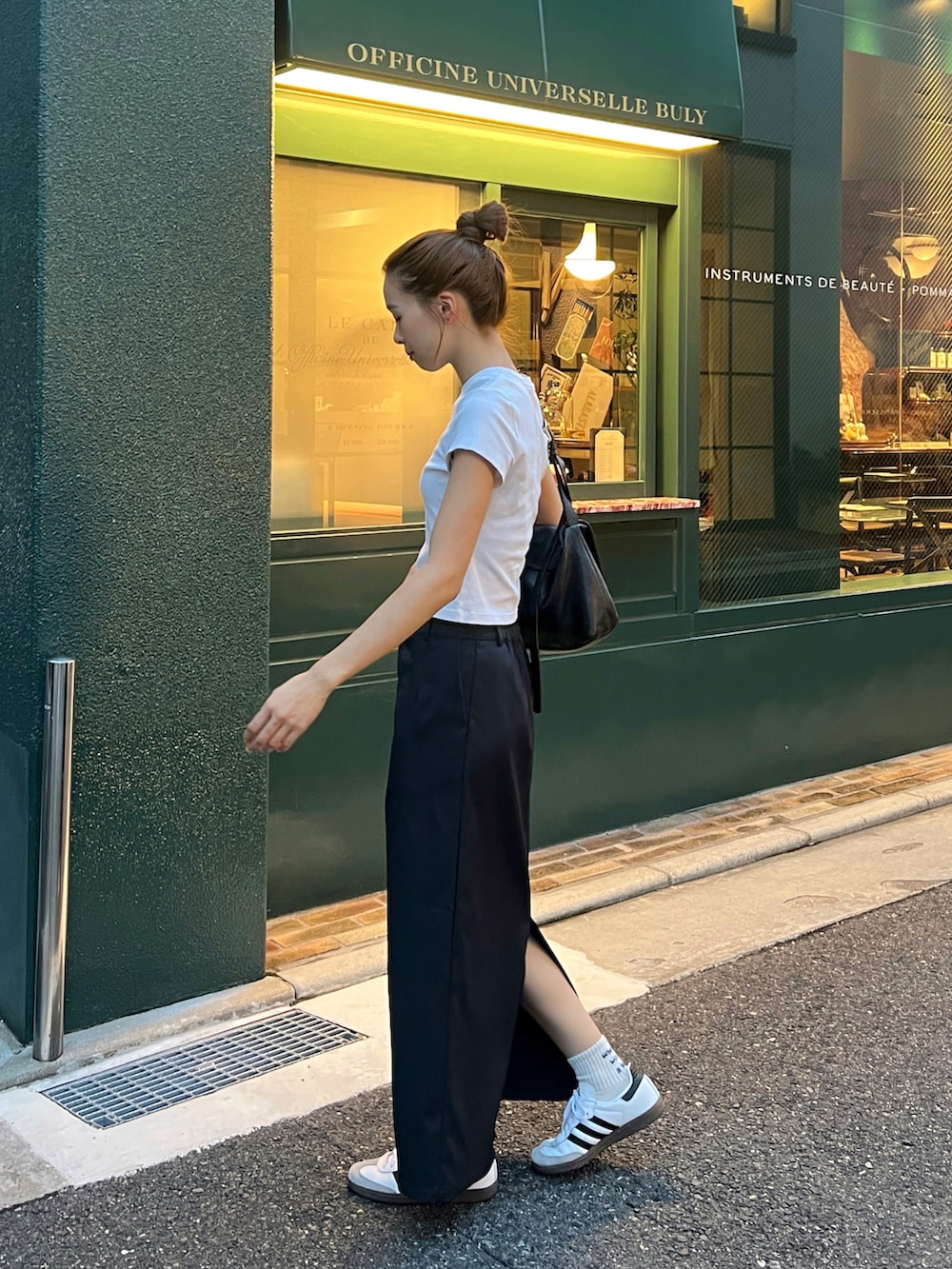 ホワイト系のTシャツ/カットソー、ブルー系のスカート、ホワイト系のスニーカーを着用したレディースの秋コーディネートの4枚目の写真