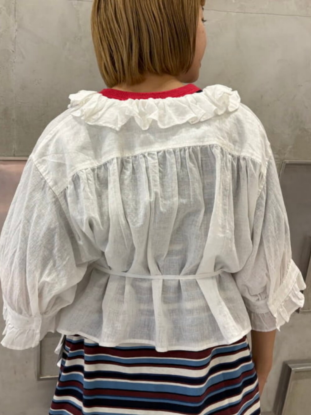 ホワイト系のシャツ/ブラウス、ブルー系のワンピース、ブルー系のTシャツ/カットソーを着用したレディースの夏コーディネートの4枚目の写真