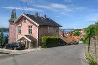 På toppen av Jørnsebakken sør i Drøbak tettsted. Foto: Leif-Harald Ruud (2020).