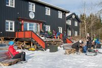 Godt besøk på Kikutstua en søndag i februar. Foto: Leif-Harald Ruud (2012).