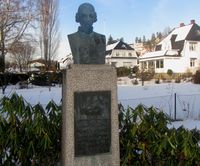 Byste av Niels Carlsen (1734-1809), nær Drøbak kirke, reist 1951. Foto: Stig Rune Pedersen