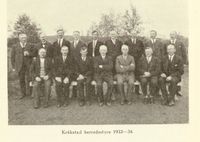 Kråkstad herredsstyre 1932-1934. Stående, fra venstre: Gårdbruker Joh. Bjoner, K. Tollefsrød (varamann), Martin Andresen (varamann), kjøpmann Ludvig Brække, arbeider Nils Gulbrandsen, tømmermann Karl Auerud, gårdbruker Søren Grav, trelasthandler Julius Baltzersen, gårdbruker Theodor Thorvaldsen. Sittende: Karl Olsen (varamann), K. Hermansen (formannskapssekretær), Svend Norheim, Ivar Haug (ordfører), K. Presterud (varaordfører), Joh. Ambjørnrud, Th. Lynne. Østlid: Kråkstad bygdebok b.2, 1934