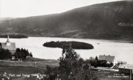 Slidredomen til venstre mot Slidrefjorden. Prestegården til høyre. Foto: (Carl Gustav Normann/Valdres Folkemuseum).