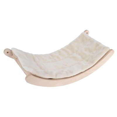 Hängematte aus hellem Holz mit weicher, cremefarbener Polsterung. Geeignet für kleine Haustiere.