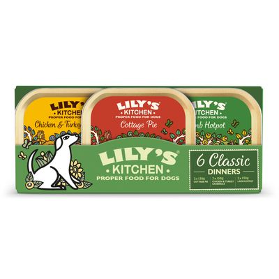 Lily's Kitchen Proper Food for Dogs 6 Classic Dinners: 2×150g Cottage Pie, 2×150g Chicken & Turkey Casserole, 2×150g Lamb Hotpot. Látható márkanév és ízek.