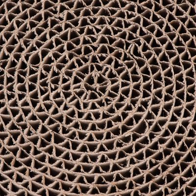 Nahaufnahme einer spiralförmigen Struktur aus Wellpappe, geeignet für Kratzflächen oder Spielzeug.