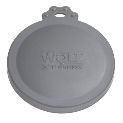 Tapa gris con inscripción grabada 'Wolf of Wilderness'.