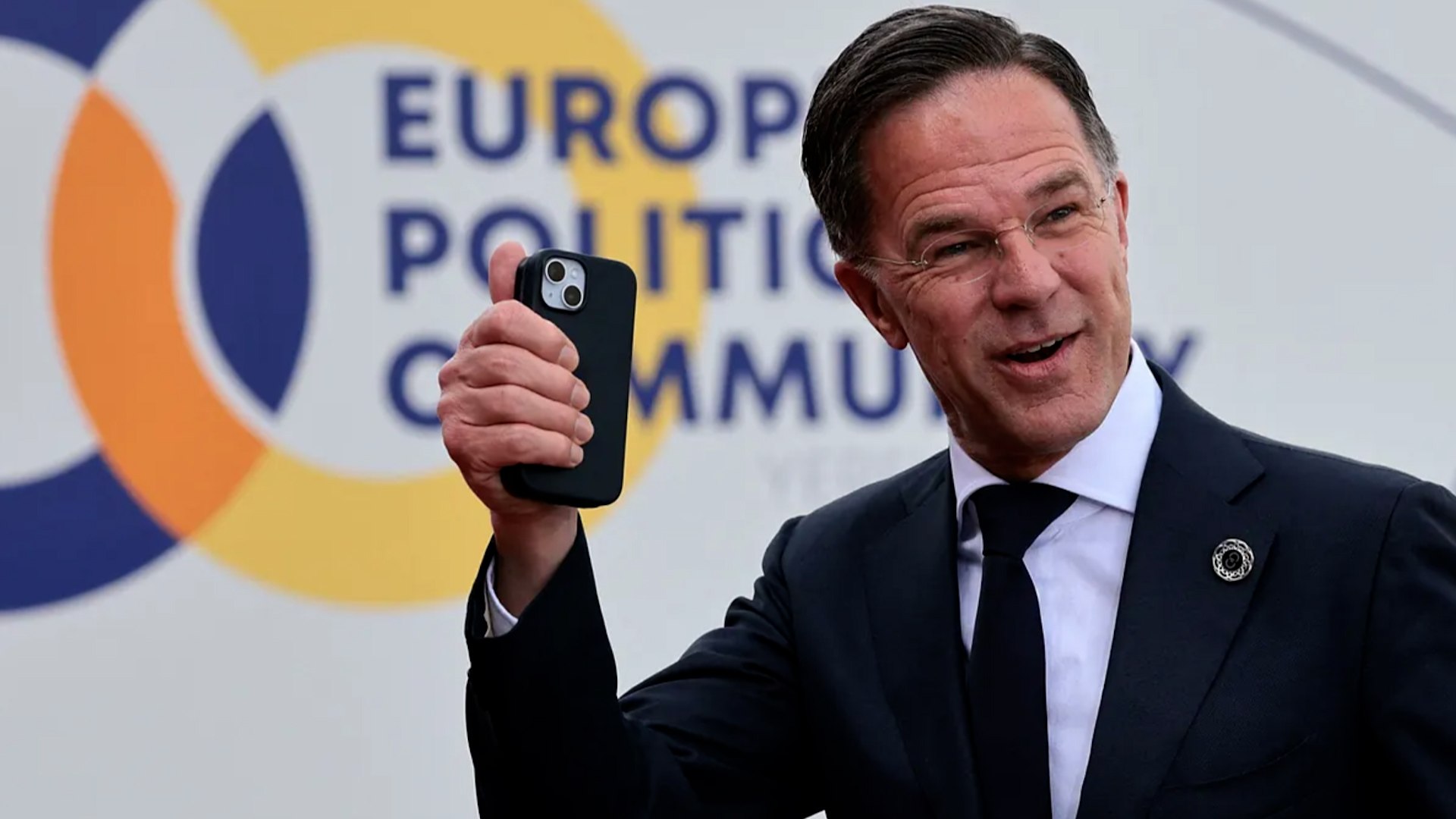 La tensi�n en las relaciones transatl�nticas ha alcanzado un nuevo punto cr�tico durante la cumbre de la Comunidad Pol�tica Europea en Erev�n. El secretario general de la OTAN, Mark Rutte, ha asegurado que las naciones de la UE han "captado el mensaje" de Estados Unidos y del presidente Donald Trump, comprometi�ndose a cumplir con un gasto en defensa del 5% y a aplicar los acuerdos bilaterales sobre el estacionamiento de fuerzas. Sin embargo, esta aparente unidad se resquebraja ante la firme negativa de Espa�a a ceder sus instalaciones militares para el conflicto en Ir�n.