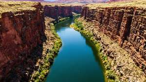 Dramatisk canyonutsikt över Pecos River med röda klippor.