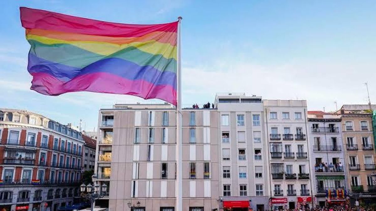 Vox propone sustituir la bandera arcoíris por la de España en la plaza Pedro Zerolo, corazón del Orgullo en Madrid