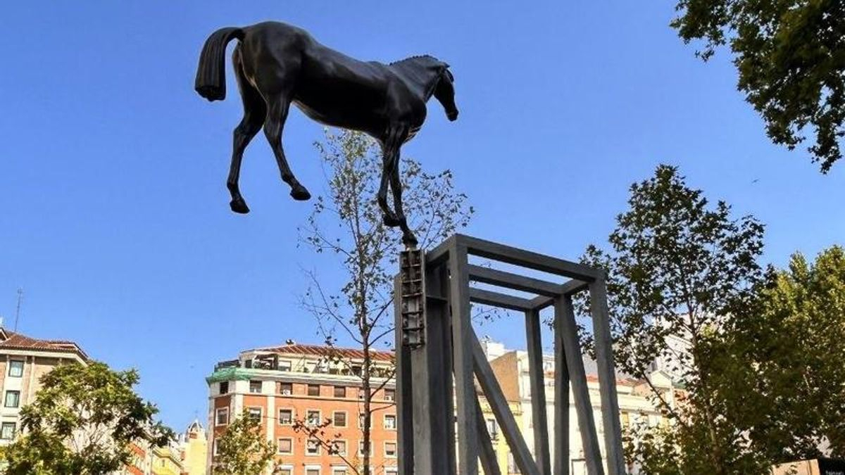 Colocada la polémica escultura de un caballo con la que un hotel de lujo ocupa un espacio público junto a Gran Vía