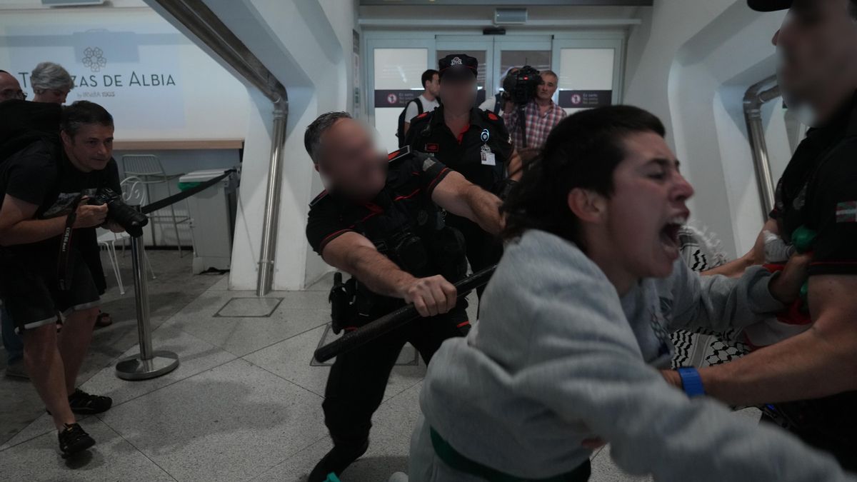 Una de las activistas, rodeada de agentes de la Ertzaintza