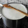 Use clean and dry utensils