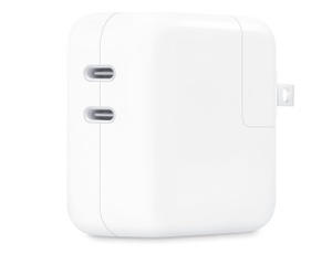 デュアルUSB-Cポート搭載35W電源アダプタ。これを使うと、2台のデバイスを同時に充電できる。