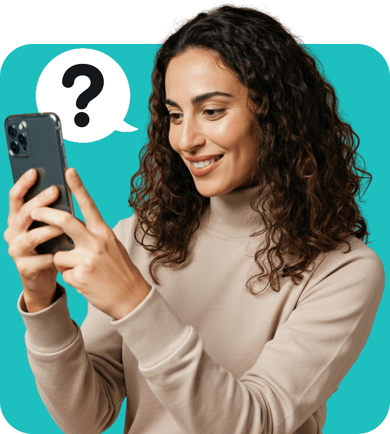 Eine Frau, die auf ihr Smartphone schaut und lächelt, mit einem Fragezeichen in einer Sprechblase neben ihr.