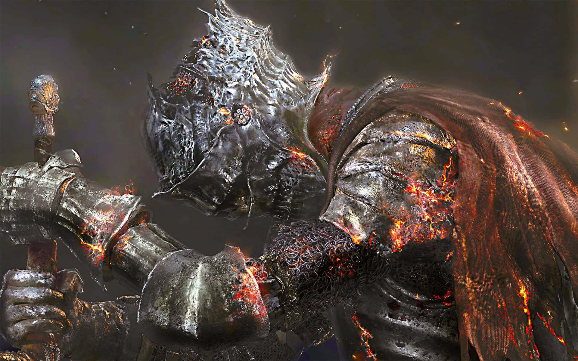 Seorang ksatria dengan baju besi berduri dan jubah terbakar memegang pedang di lingkungan gelap berasap. — 4K Gaming Wallpaper