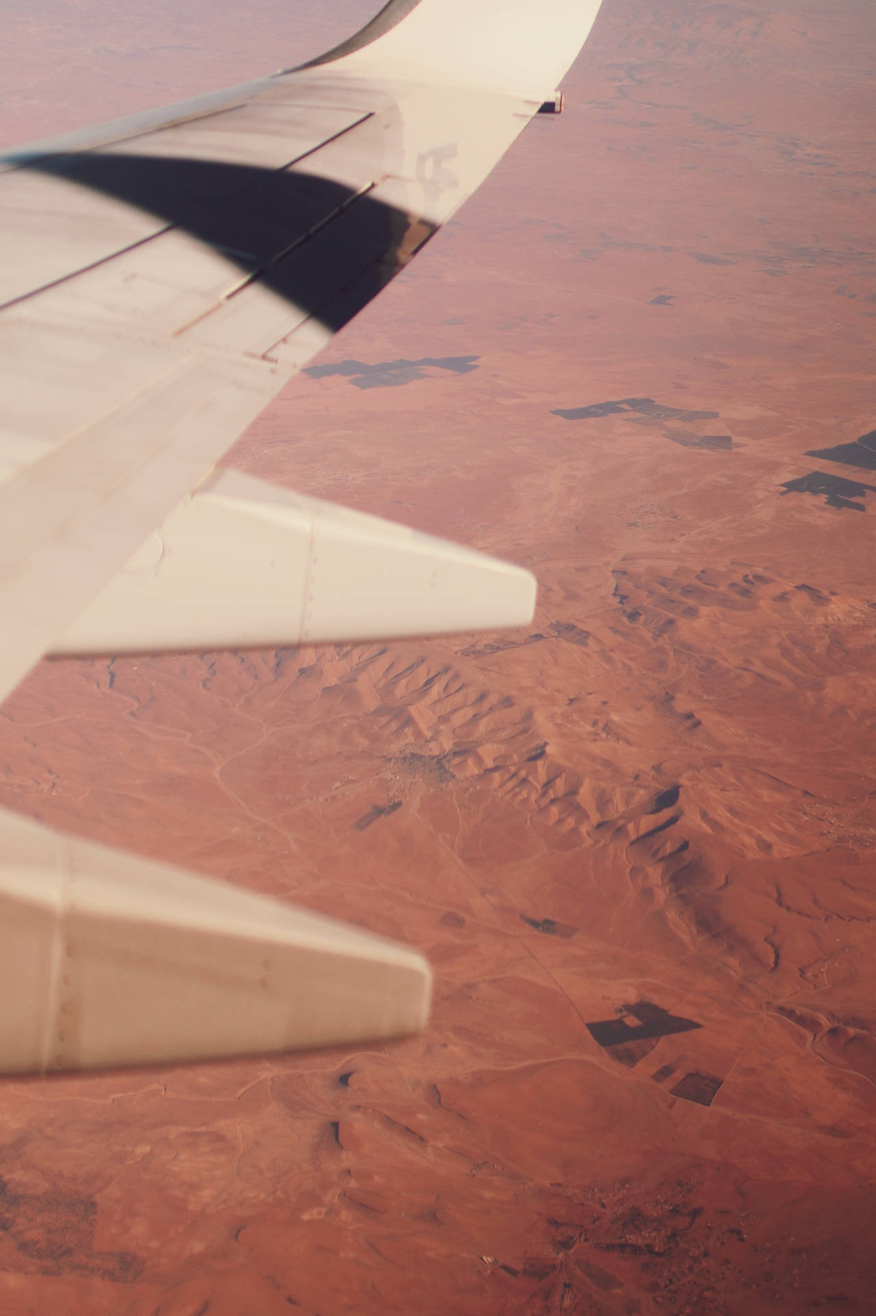 Sombra del ala de aeronave sobre dunas rojas del desierto desde la ventana del avión — Avión Fondos de pantalla