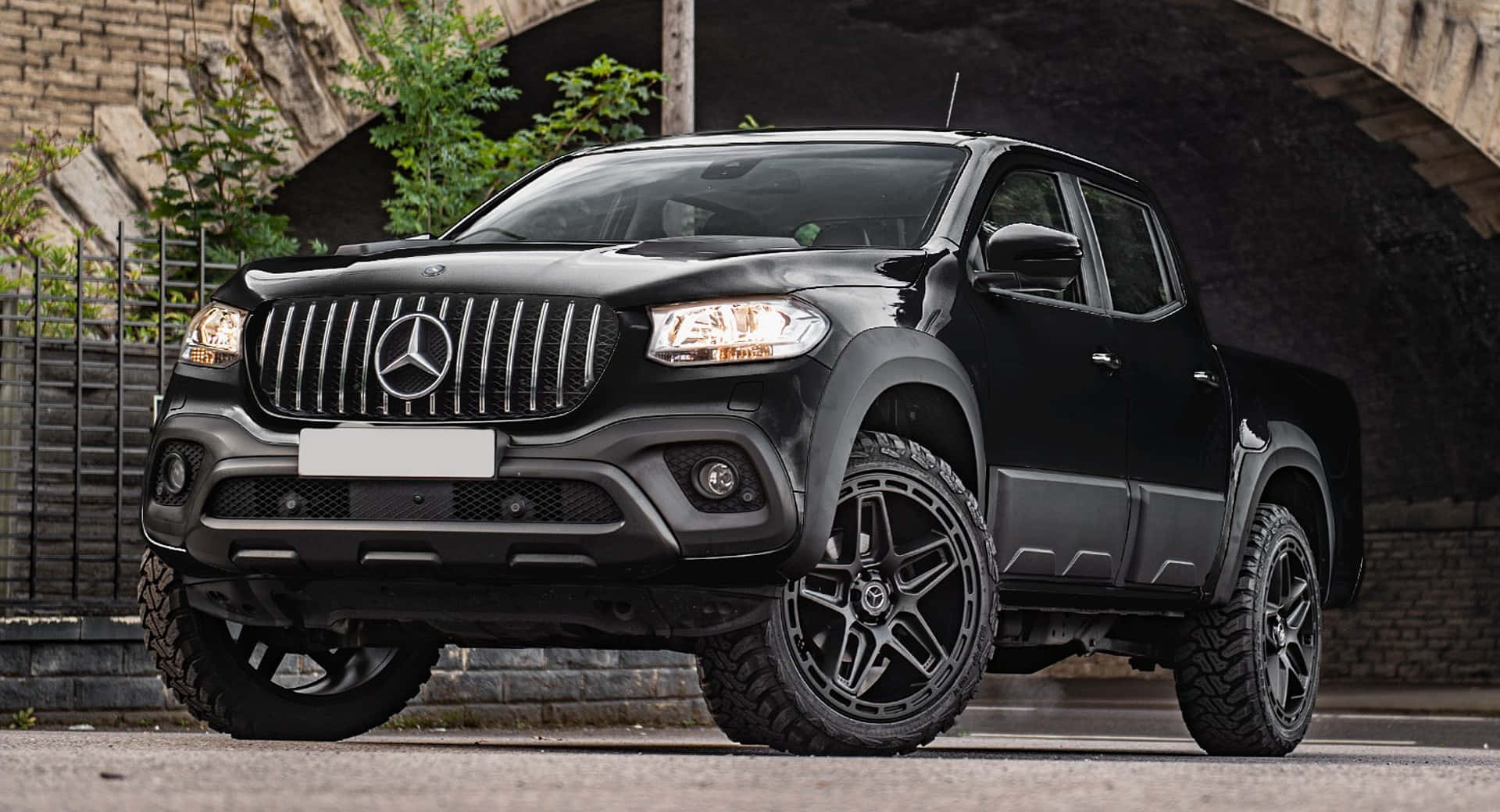 Erinomainen yhdistelmä toimintoa ja luokkaa, Mercedes Benz X-class huokuu eleganssia liikkuvuudessa. Siluettina pehmeästi valaistua hämärätaivasta vasten, tämä upea Mercedes Benzin lava-auto on ylellisen hyödyllisyyden symboli. Ajoneuvon virtaviivainen muotoilu, heijastuen sen kiiltävästä metallipinnasta, lupaa vertaansa vailla olevan ajokokemuksen, joka on täydellinen tasapaino tyylin ja voiman välillä. — Mercedes Benz X-class Taustakuvat