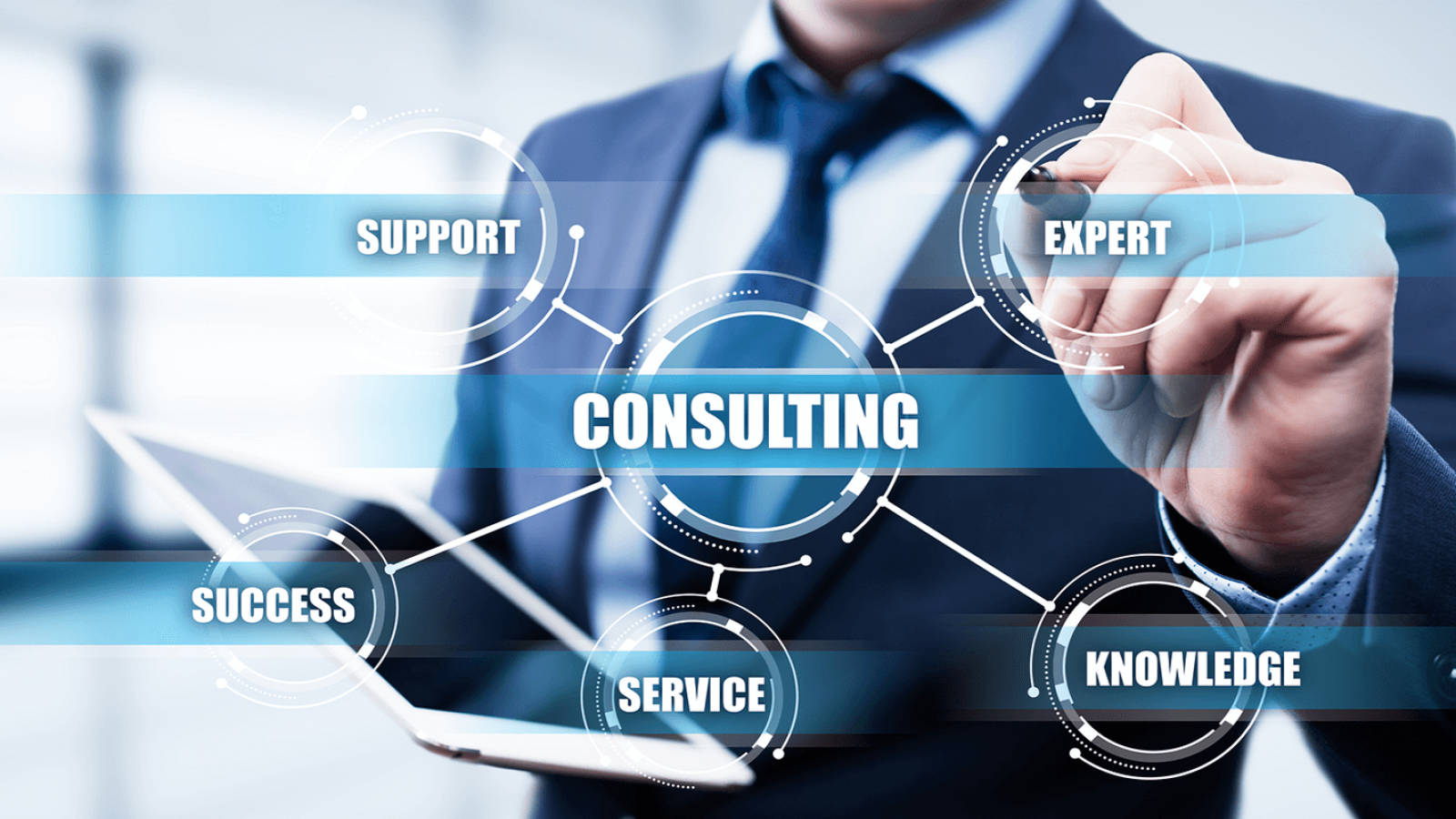 Consultor 1600 x 900 Papéis de Parede — Uma imagem que retrata um consultor de tecnologia digital imerso em código, mostrando a mistura de tecnologia, informação e habilidades de consultoria. O sujeito parece absorto no trabalho, olhando através de uma interface digital de códigos, símbolos e dados, que incorpora o ambiente de trabalho moderno e o papel dos consultores digitais no mundo atual impulsionado pela tecnologia.