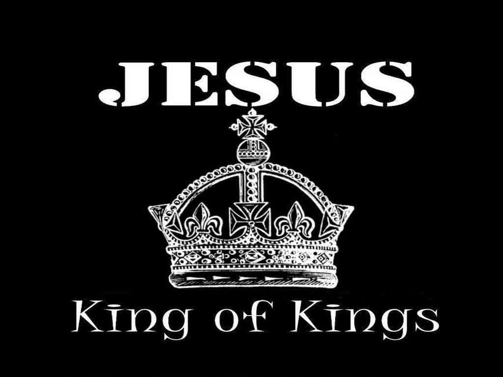 Jeesus on Kuningas Kuningasten Kruunulogo Taustakuvat — Jesus is King -taustakuva esittää valkoista Jesus Kings of Kings -logoa mustaa taustaa vasten.