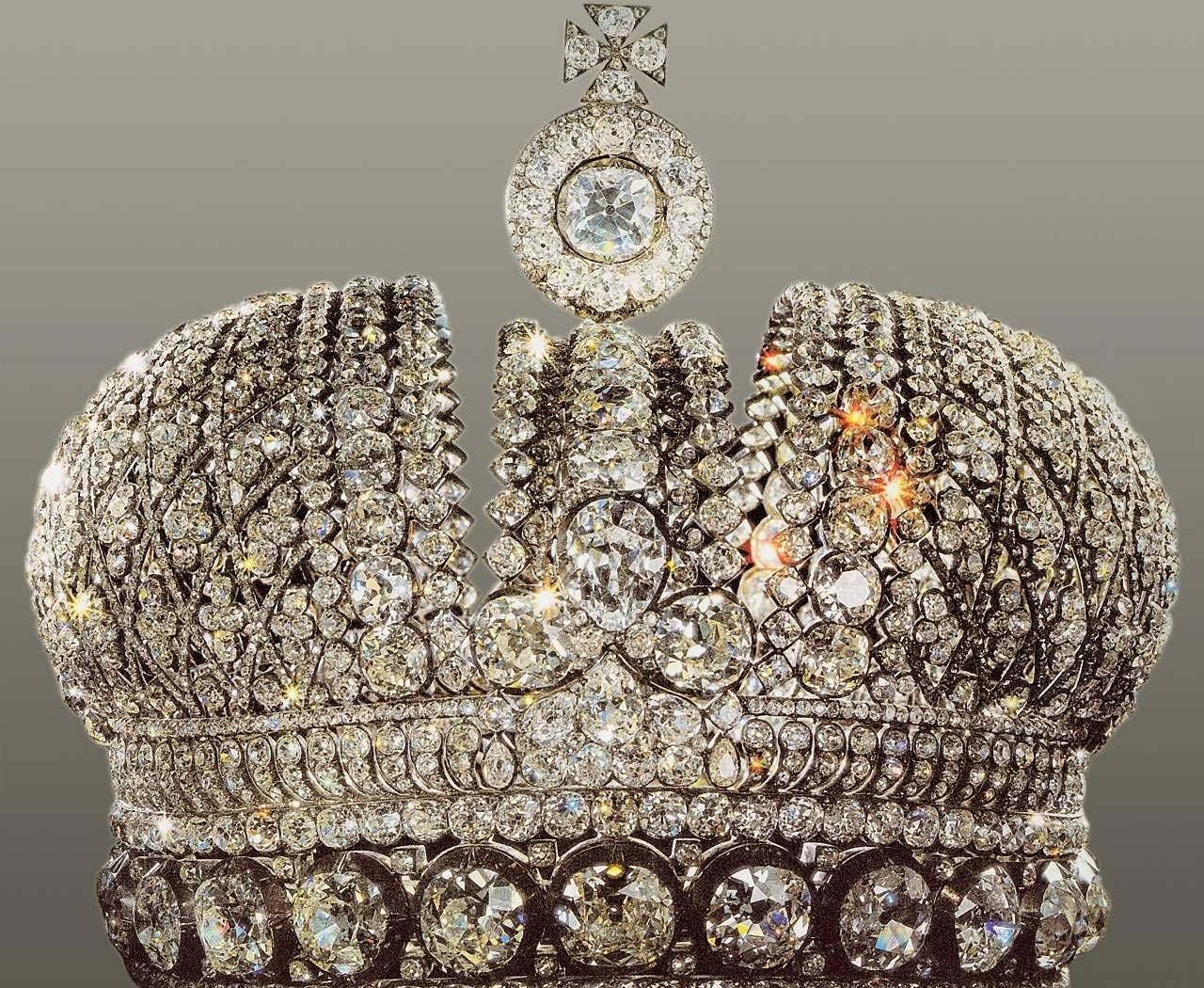 Close-up of a glittering diamond crown with ornate silver detailing. — Jewelry Picture