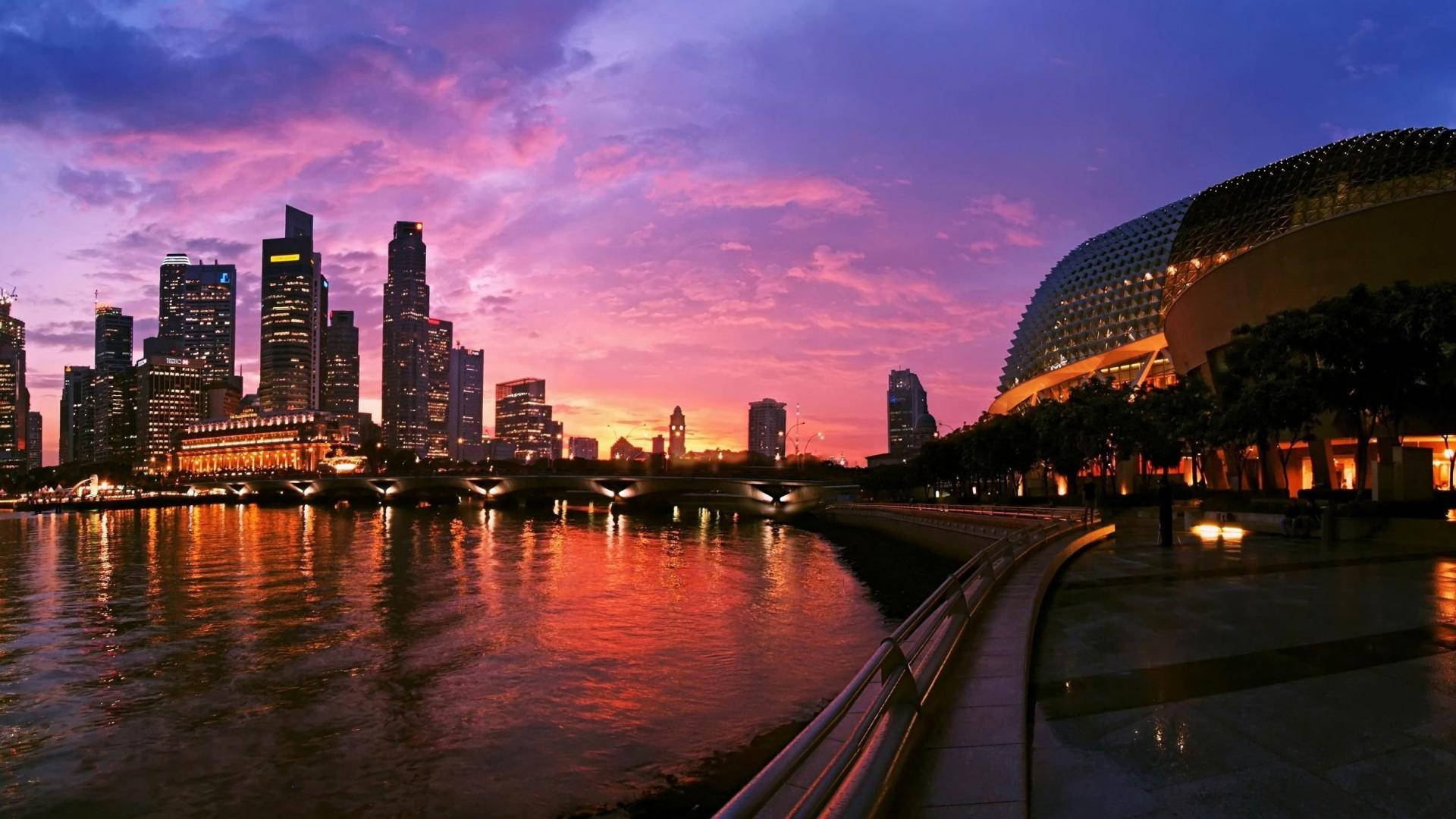 Paisagem de Singapura sob um pôr do sol rosa com belas luzes da cidade de edifícios altos. — Paisagem Papéis de Parede