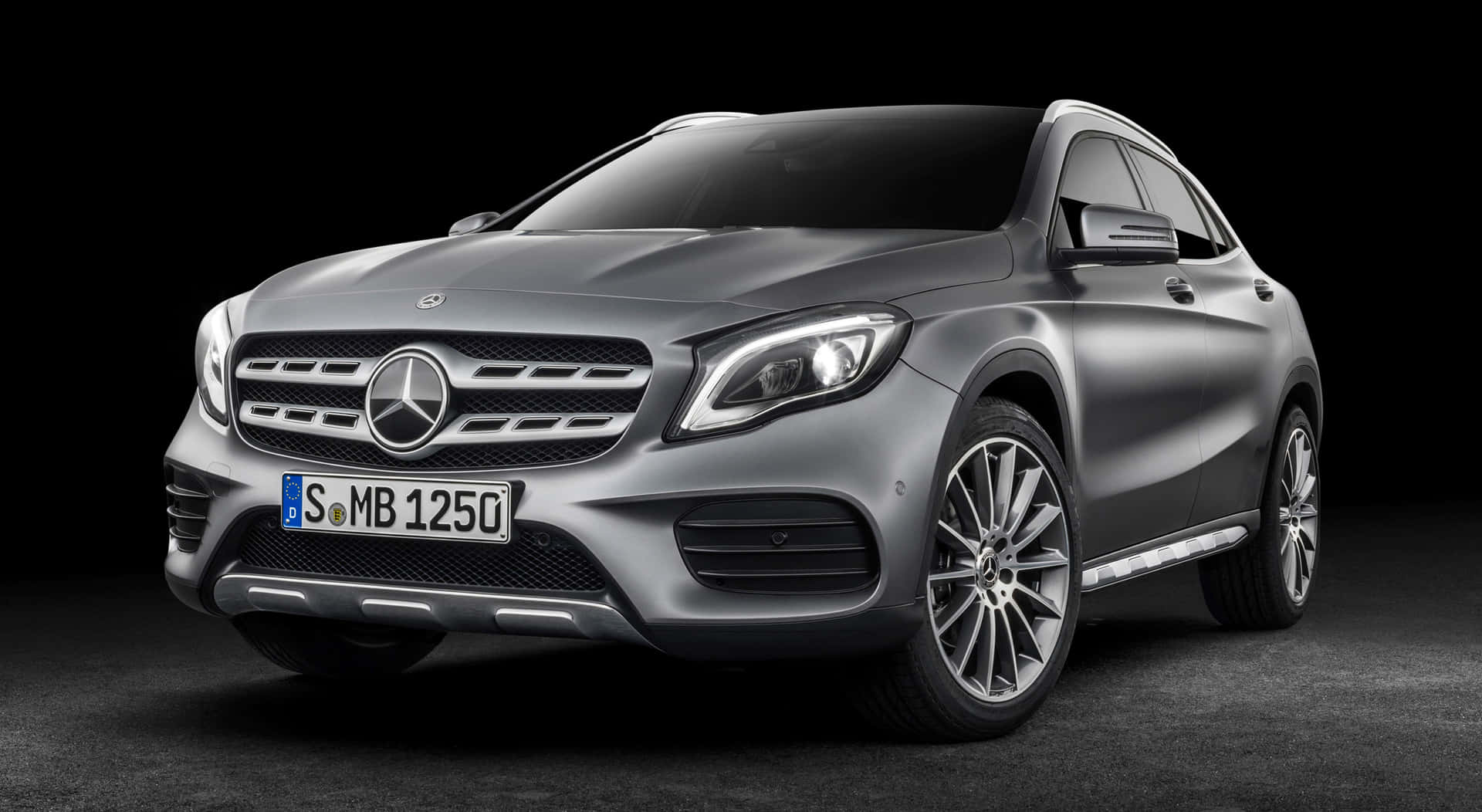 Silver Mercedes-Benz GLA-Class SUV in studio lighting — Mercedes-benz Gl-class Wallpaper