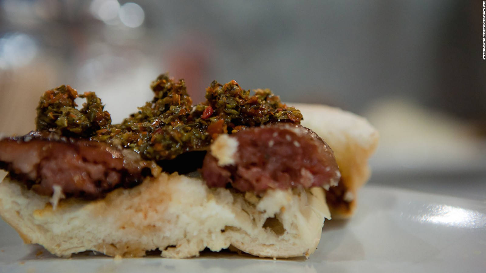 Une photographie culinaire montrant un pain savoureux avec une garniture de porc parrilla. — Nourriture Fonds d'écran