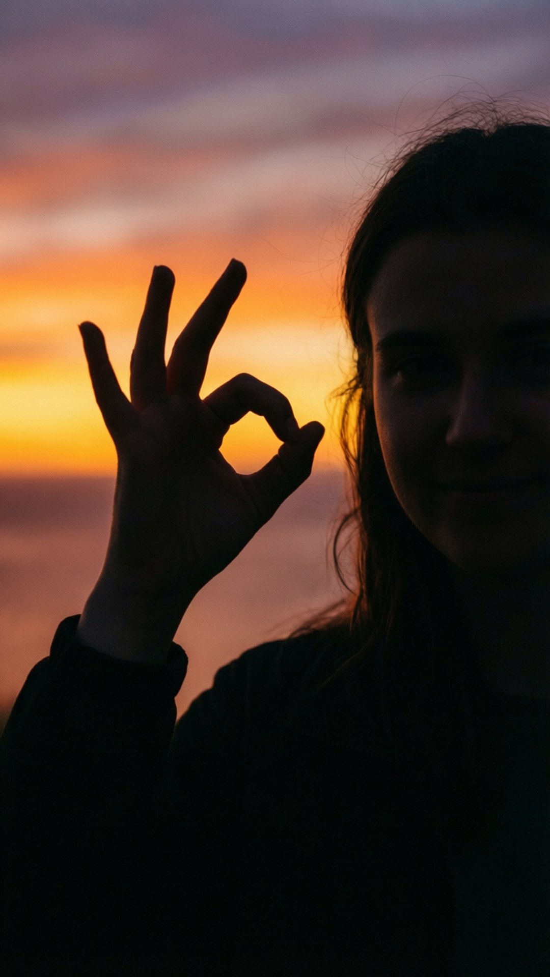 Una silueta pacífica de un gesto de mano OK contra un cielo colorido al atardecer. — Fondos de pantalla Ok Fondos de pantalla