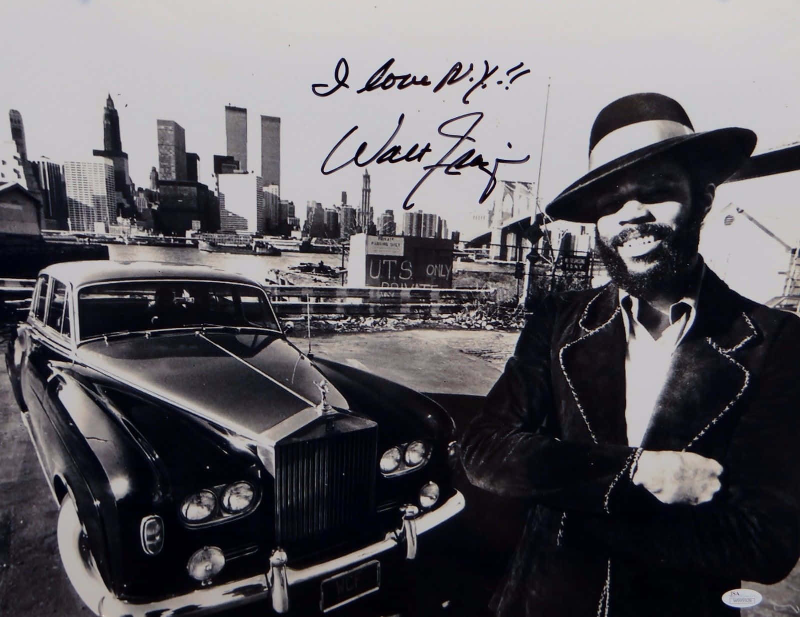 En fantastisk vintage tapet av New York Knicks stjärnguard Walt Frazier som poserar i en fashionabel kostym med hatt, redo för en tur i sin eleganta Rolls Royce i New York 1973.