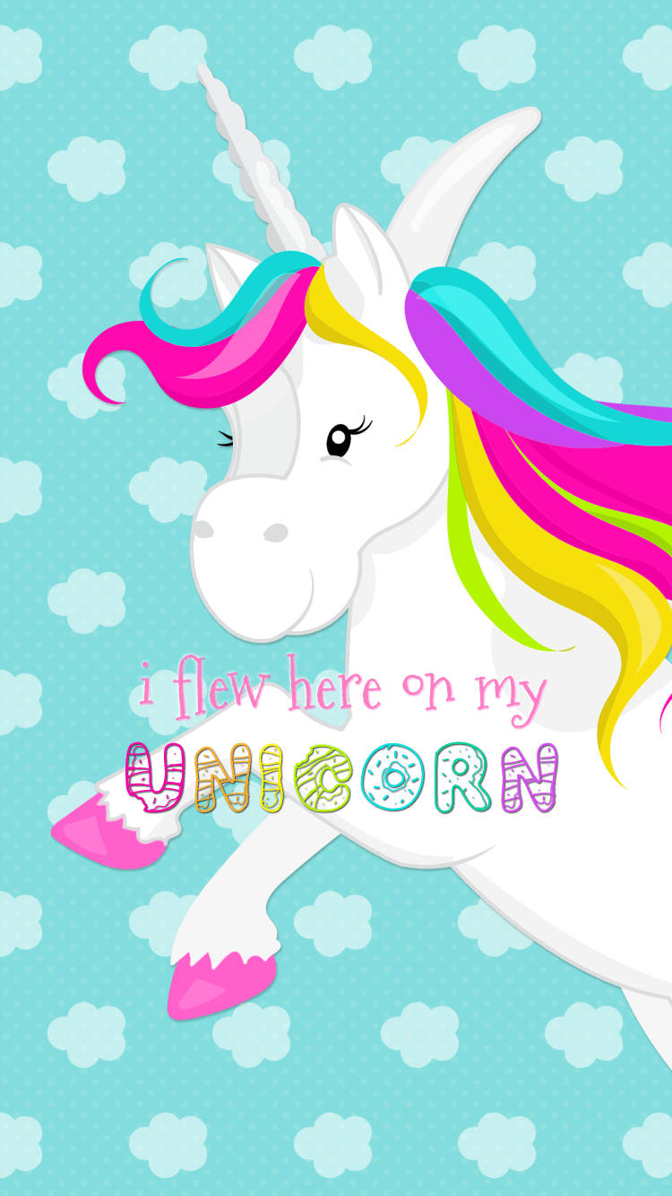 Un unicornio volador con melena arcoíris contra un cielo verde azulado con nubes.