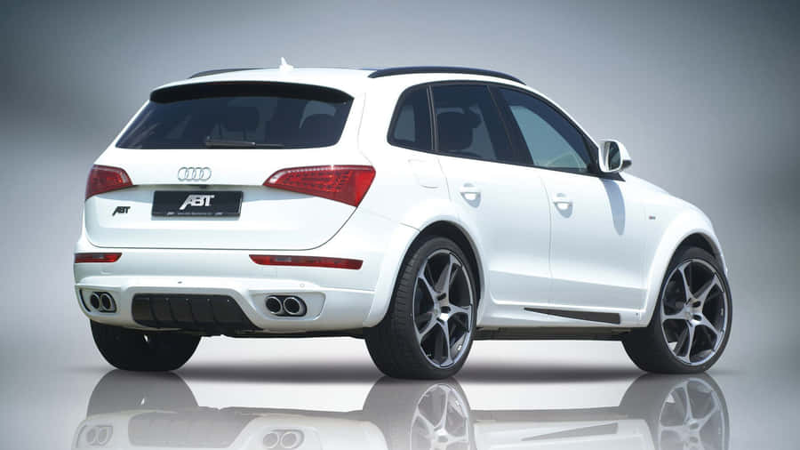 Cette image captivante montre la luxueuse et sportive Audi Sq5 garée dans une rue, mettant parfaitement en valeur son design moderne et ses impressionnantes capacités de performance.