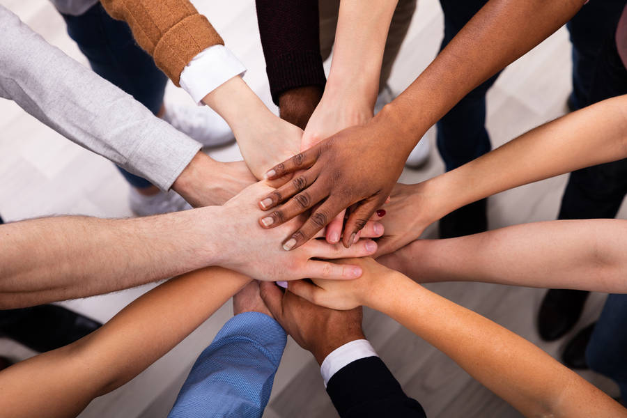 Hand in hand groep van mensen wallpaper