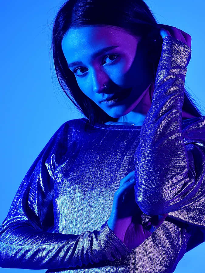 De afbeelding legt de perfecte mix van mode en kleur vast, met een model dat een gedurfde neonoutfit draagt. Dit resoneert met het concept van edgy neonmode, met een opvallende pose die zelfvertrouwen uitstraalt. Neonkleuren hebben hun grote comeback gemaakt, waardoor fashionista's een statement kunnen maken en opvallen in de menigte. Laat je inspireren door de mix van felle, elektrische neonkleuren die een frisse, elektriserende vibe aan je stijl geven.