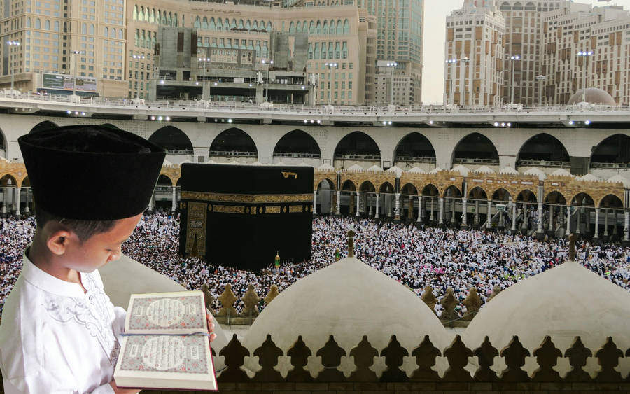 Jongen Leest Koran Boek wallpaper