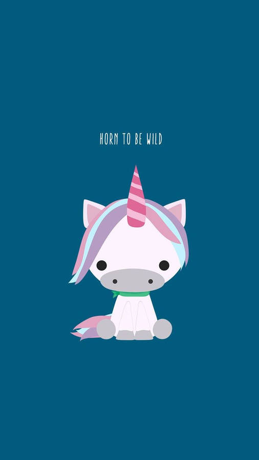 Mignonne petite licorne assise sur un fond bleu foncé disant que la corne doit être sauvage.